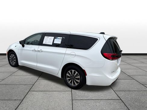 Used 2024 Chrysler Pacifica Limited FWD image 3
