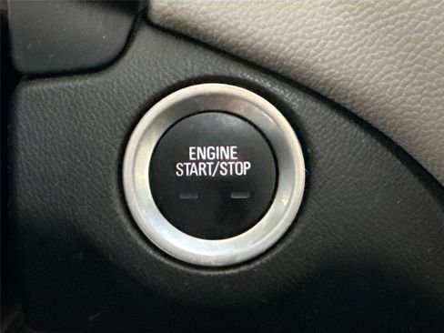 Used 2021 Chevrolet Equinox LS w/ LS Convenience Package image 18