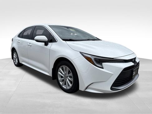Used 2026 Toyota Corolla XLE FWD image 3