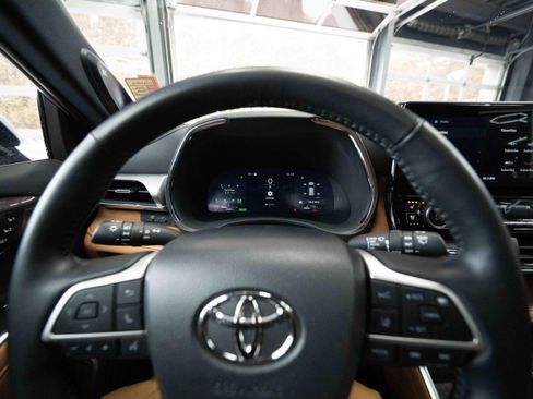 Used 2024 Toyota Highlander Platinum image 12
