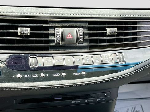 Used 2022 Lexus LS 500 w/ Accessory Package (Z2) RWD image 16