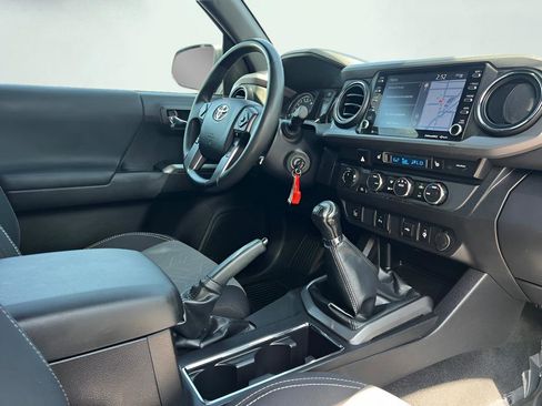 Used 2022 Toyota Tacoma TRD Sport w/ TRD Premium Sport Package AWD/4WD image 21