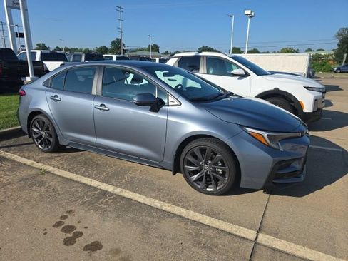 Used 2026 Toyota Corolla SE FWD image 2