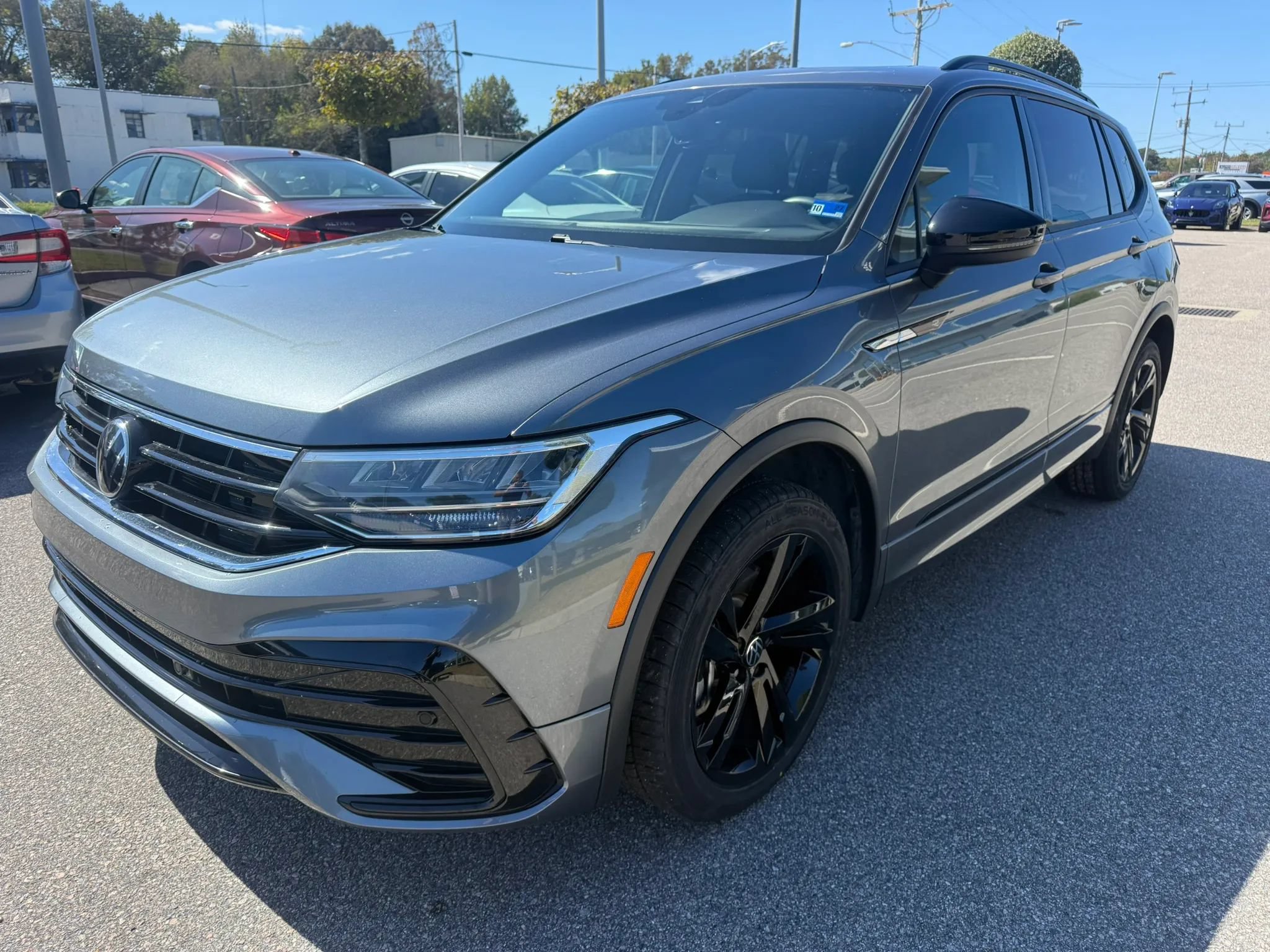 Used 2023 Volkswagen Tiguan SE R-Line FWD image 3
