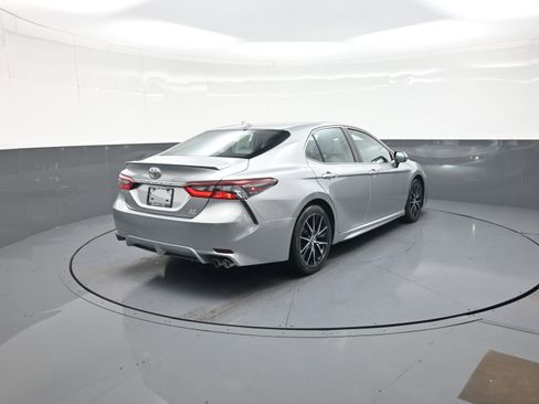 Used 2022 Toyota Camry SE AWD/4WD image 3