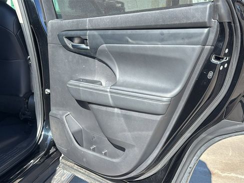 Used 2024 Toyota Highlander XLE image 30