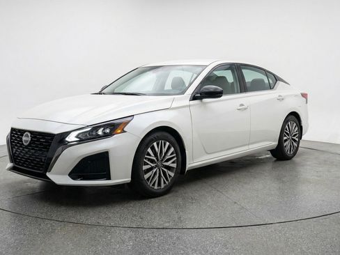 Used 2025 Nissan Altima 2.5 SV image 3
