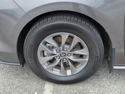 Used 2024 Toyota Sienna XLE FWD image 11