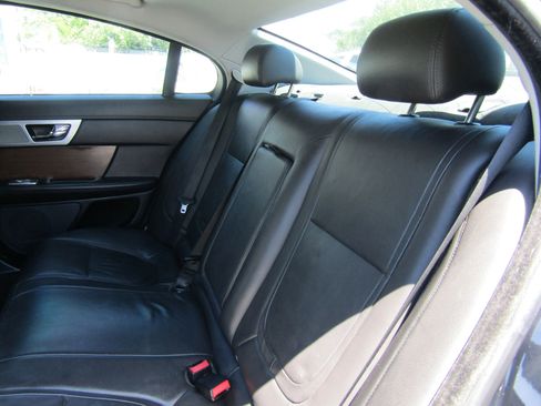 Used 2014 Jaguar XF RWD image 14