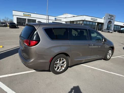 Used 2018 Chrysler Pacifica Touring-L Plus w/ Advanced Safetytec Group image 18