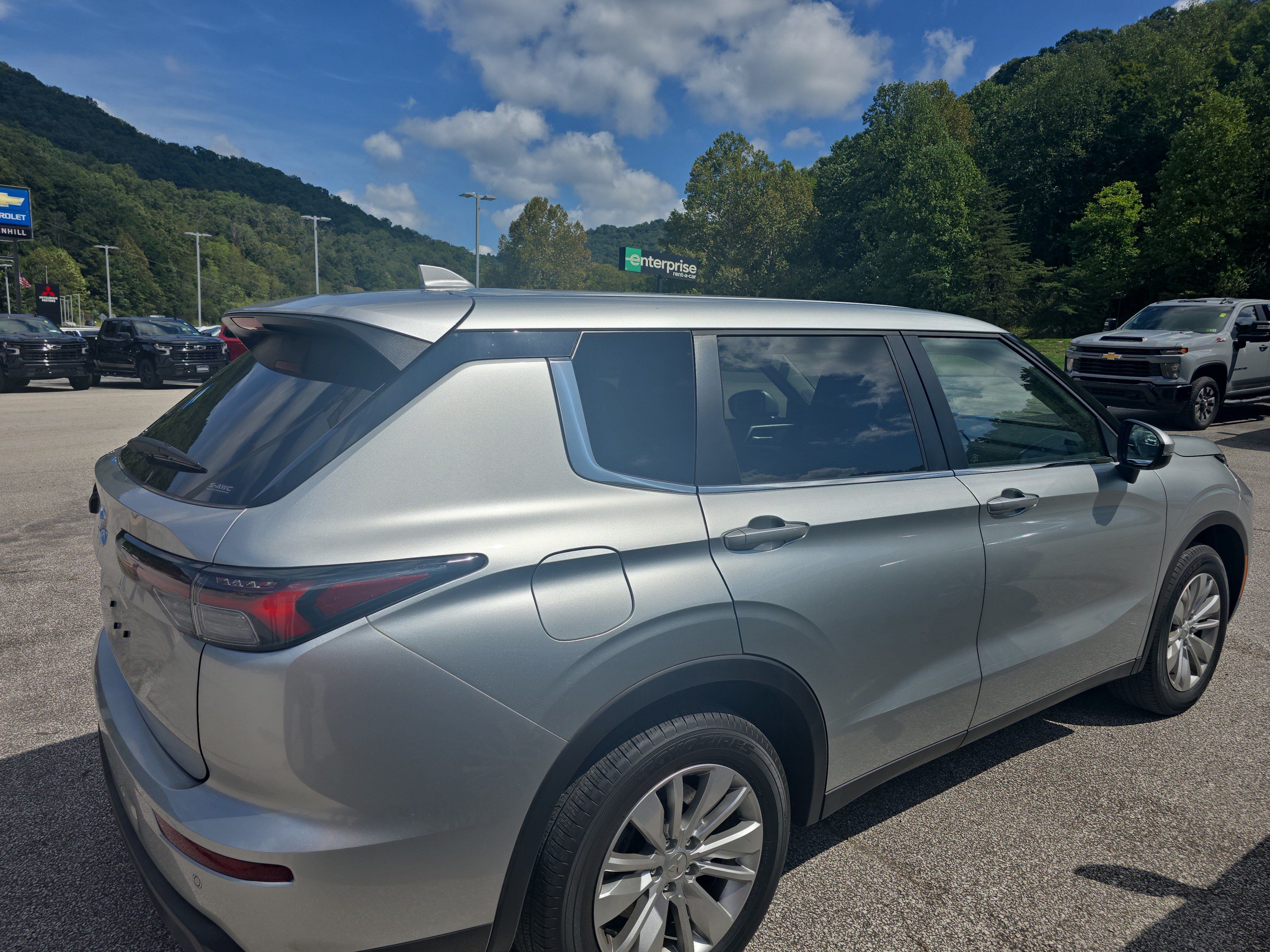 Used 2025 Mitsubishi Outlander ES AWD/4WD image 9