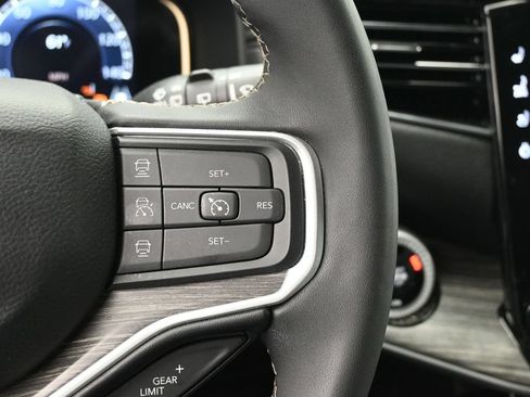Used 2024 Jeep Wagoneer Series III AWD/4WD image 12