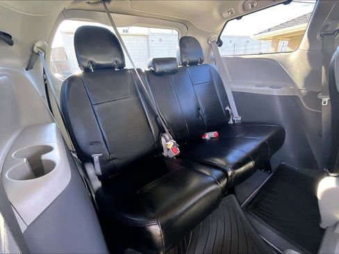 Used 2019 Toyota Sienna XLE image 28