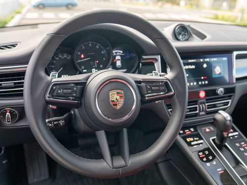 Used 2025 Porsche Macan image 14