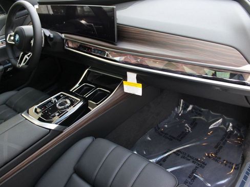 New 2026 BMW 750e xDrive image 33