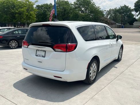 Used 2022 Chrysler Voyager LX image 5