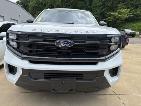 Used 2025 Ford Expedition Active AWD/4WD image 2