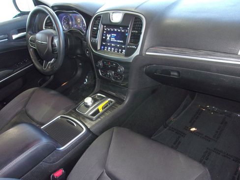 Used 2019 Chrysler 300 Touring image 18