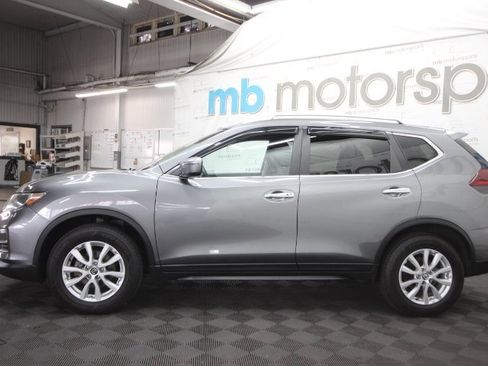 Used 2019 Nissan Rogue SV image 2