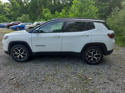 Used 2025 Jeep Compass Limited AWD/4WD image 7
