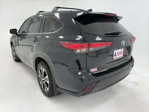 Used 2023 Toyota Highlander XLE FWD image 38