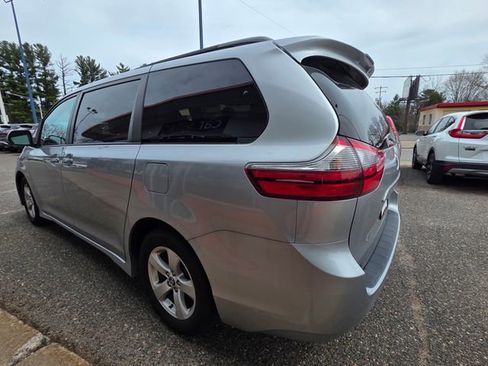 Used 2020 Toyota Sienna LE w/ LE Preferred Package image 5
