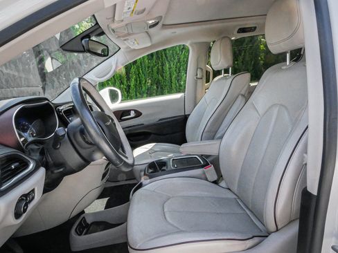 Used 2017 Chrysler Pacifica Limited w/ UConnect Theater Package FWD image 7