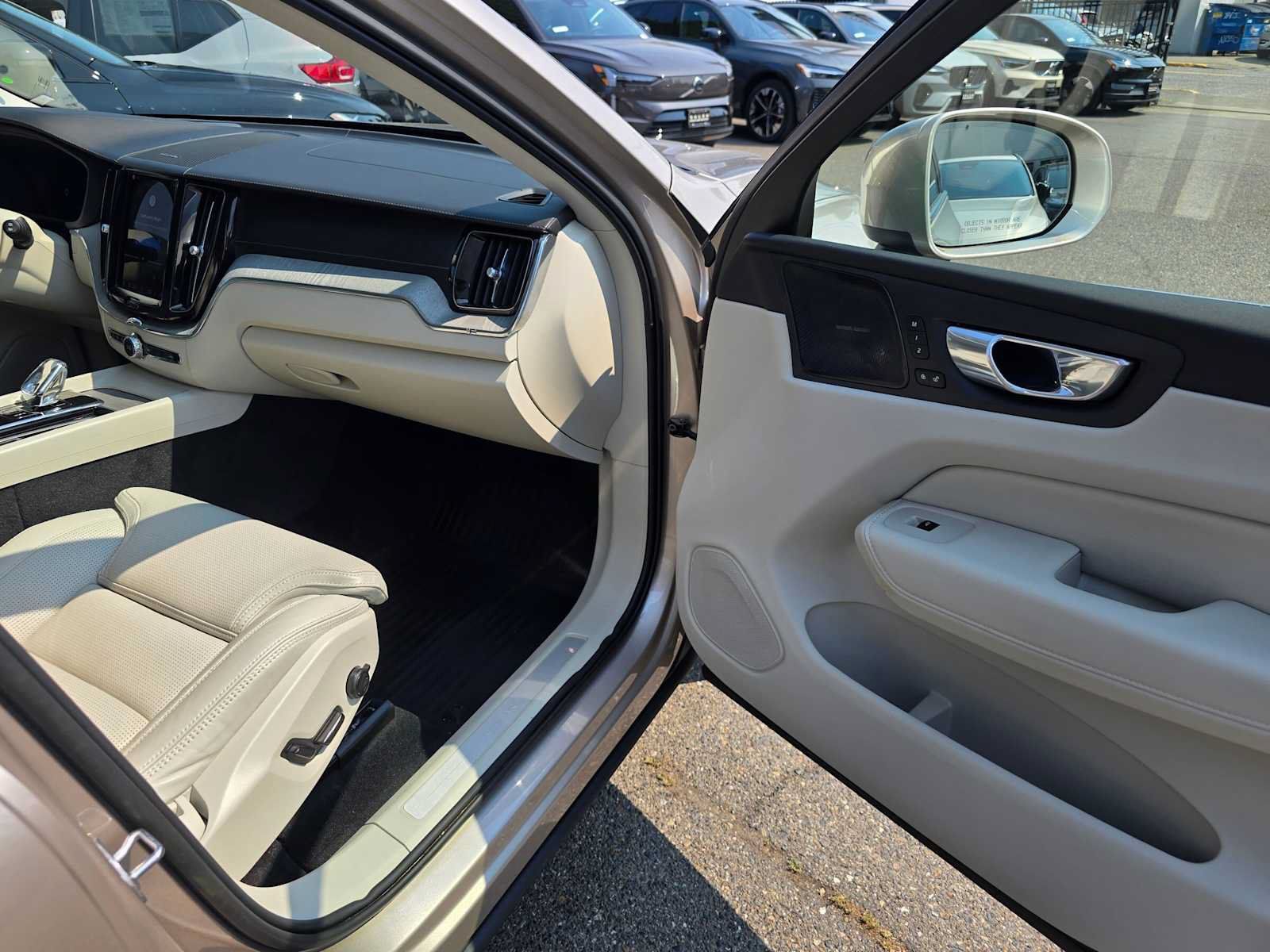 Used 2023 Volvo XC60 T8 Ultimate w/ Climate Package AWD/4WD image 10