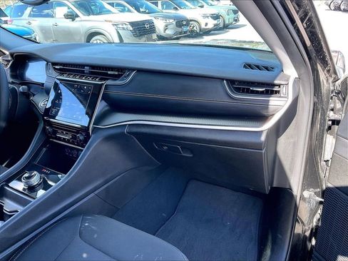 Used 2023 Jeep Grand Cherokee L Laredo image 12