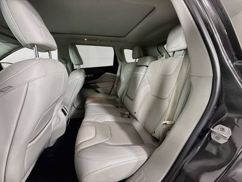 Used 2019 Jeep Cherokee Limited FWD image 23