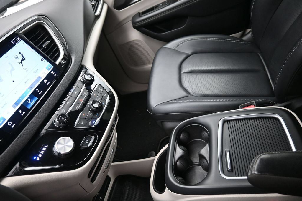 Used 2024 Chrysler Pacifica Touring-L FWD image 18