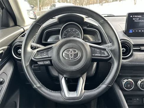 Used 2020 Toyota Yaris XLE image 7