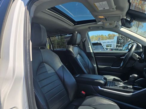 Used 2022 Toyota Highlander XLE AWD/4WD image 11