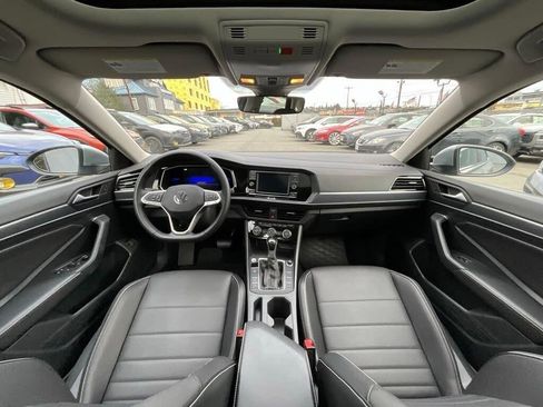 Certified 2023 Volkswagen Jetta SE w/ Panoramic Sunroof Package image 15