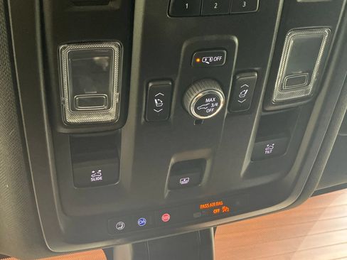 Used 2021 Chevrolet Tahoe Z71 w/ Z71 Off-Road Package AWD/4WD image 20