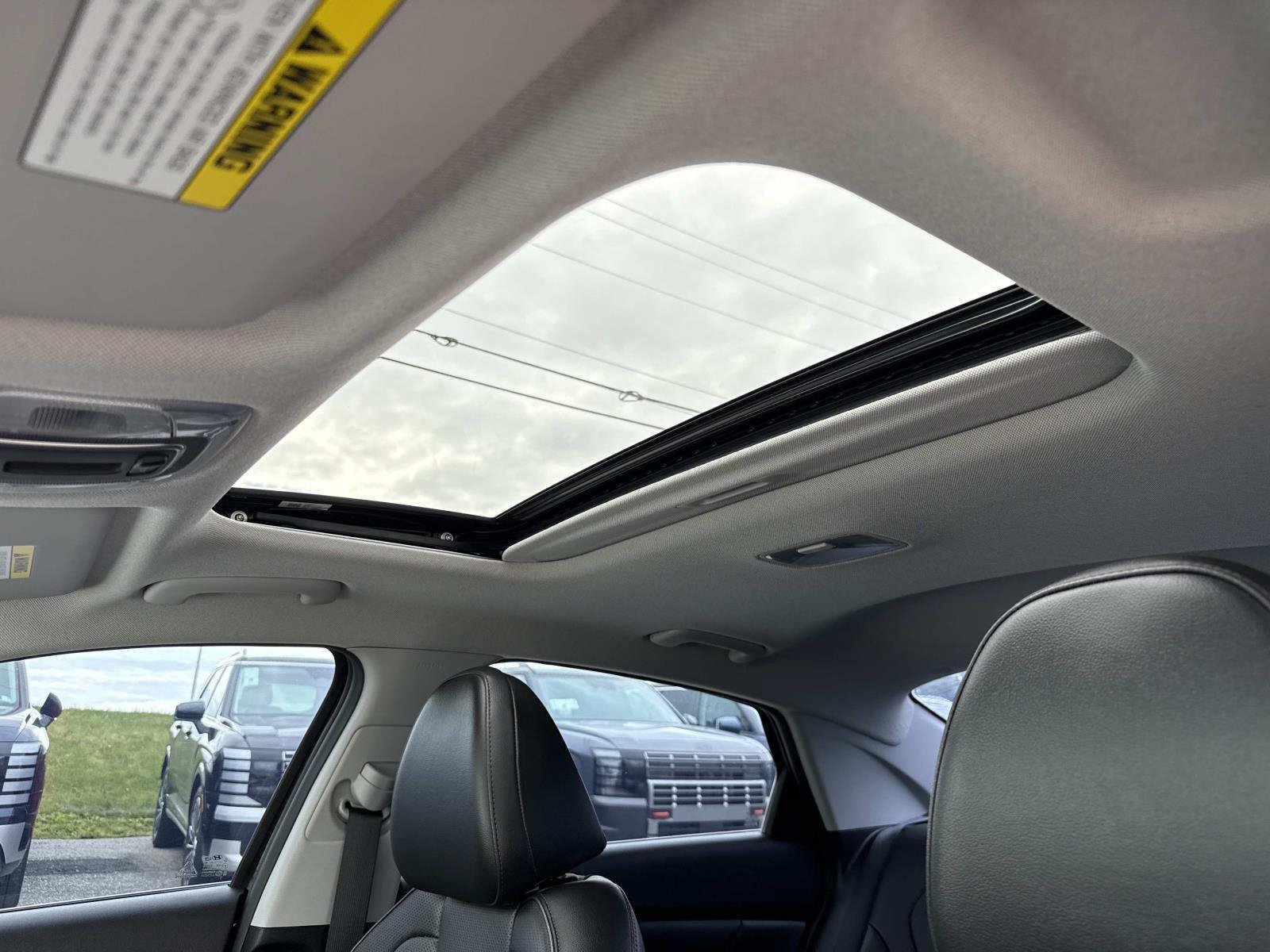 Certified 2022 Hyundai Elantra Limited FWD image 4