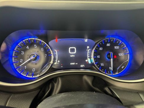 Used 2023 Chrysler Pacifica Touring-L FWD image 17
