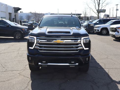 Used 2024 Chevrolet Silverado 2500 High Country w/ High Country Premium Package image 3