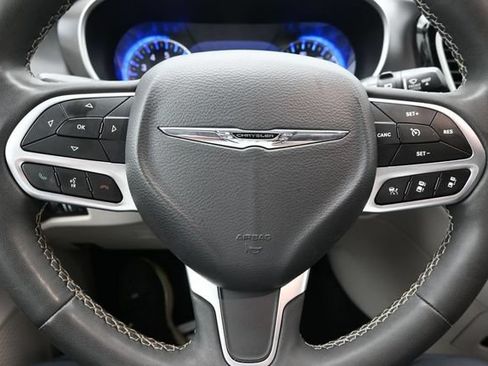 Used 2022 Chrysler Pacifica Touring-L FWD image 33