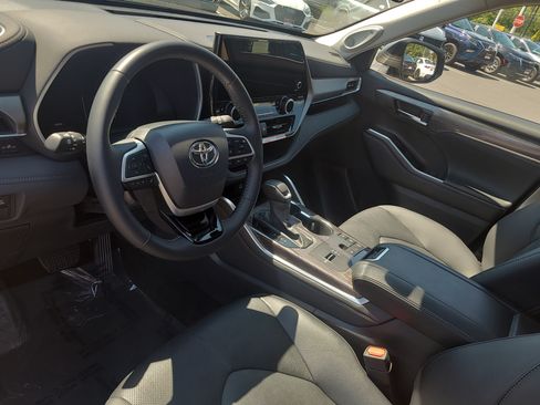 Certified 2025 Toyota Highlander Limited AWD/4WD image 15