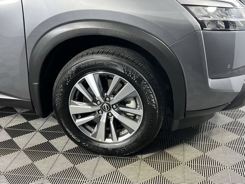 Used 2024 Nissan Pathfinder SL w/ Black Appearance Package image 12