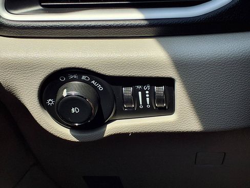 Used 2024 Chrysler Pacifica Touring-L FWD image 19