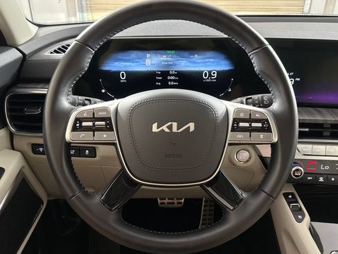 Used 2025 Kia Telluride SX w/ SX Captain's Chair Package FWD image 15