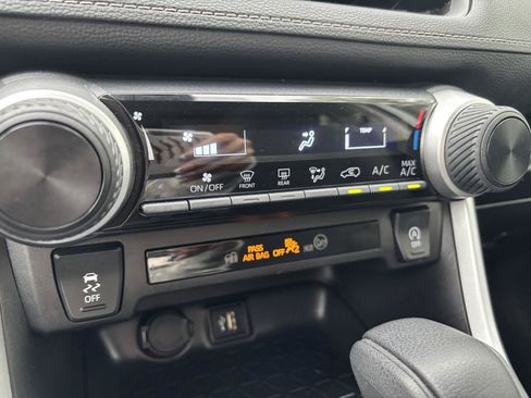 Used 2025 Toyota RAV4 LE AWD/4WD image 28