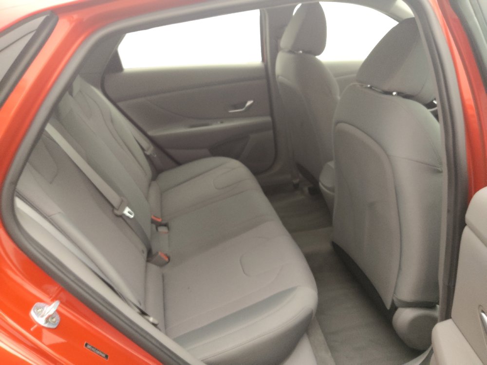 Used 2021 Hyundai Elantra SE FWD image 19
