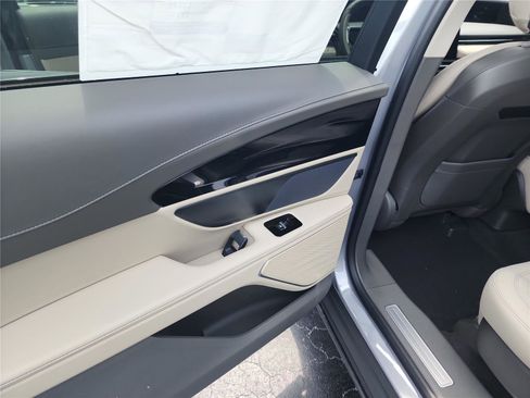 New 2025 Lincoln Nautilus Premier image 19