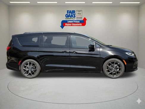 New 2026 Chrysler Pacifica Limited w/ S Appearance Package FWD image 4