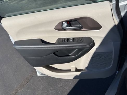 Used 2024 Chrysler Voyager LX image 17