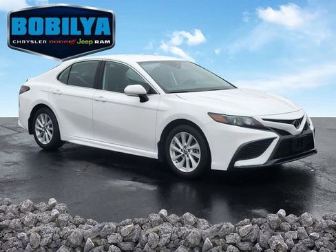 Used 2024 Toyota Camry SE image 2