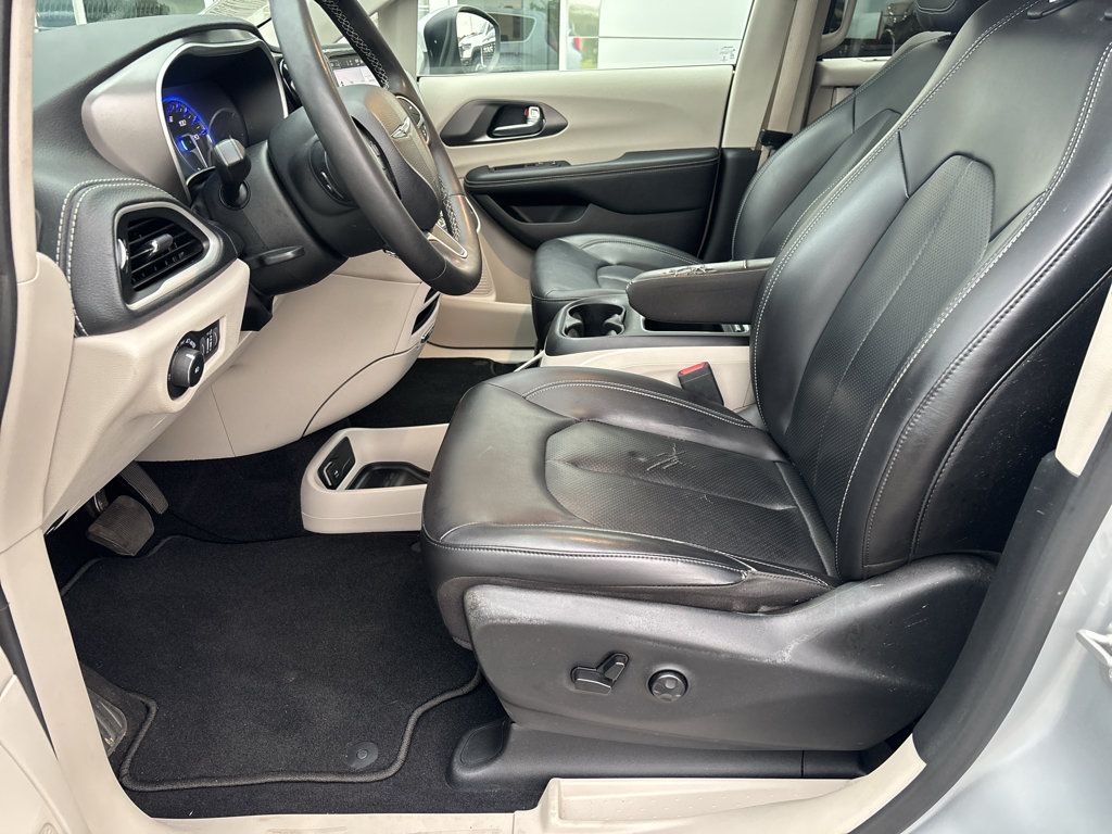 Used 2023 Chrysler Pacifica Touring-L FWD image 11